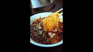 香辣过瘾的街头煮方便面 #路边摊美味 #无辣不欢 #街头美食的诱惑力有多大#小吃 #food #noodles #delicious #cooking #streetfood