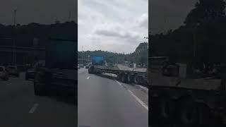 Опасность от езды грузовика по бордюрам