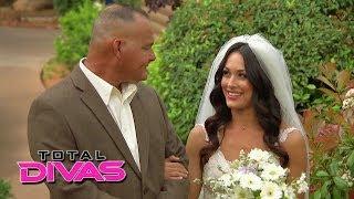 Guests arrive for Brie Bella and Daniel Bryan's wedding: Total Divas Preview, Season Finale