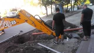 Выравнивание дна траншеи под уклон для ливневки экскаватором JCB - Спецтехника39