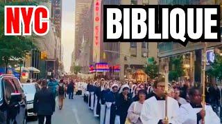 HISTORIQUE! Plus de 5000 personnes marchent dans les rues de NYC pour une procession eucharistique.