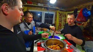 Вечер в таёжной избушке. Готовим картофель в казане на костре и хариус по сибирски.