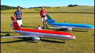 INCREDIBLE !! 2 HUGE RC MD-11 PASSENGER SCALE MODEL TURBINE JET AIRLINER SYNCRO FLIGHT DEMONSTRATION