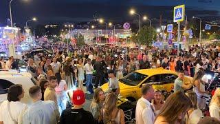 MASS singing and dancing on the streets of MOSCOW, Russia on Saturday Night