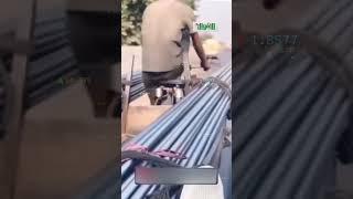 زقه برجله وأنقذه من الشمس.. شوف الشاب ده ساعد عامل الحديد إزاي؟