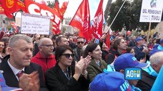 Schlein in mezzo ai lavoratori canta 'Bella ciao' allo sciopero generale di Roma