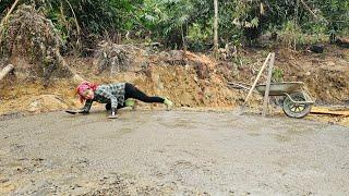 The difficult life of single mother Luyen||Transporting sand and cement to pour into the pigsty.