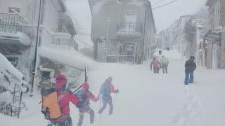 Abruzzo Freezes! Heavy snow buries thousands of homes and cars in Campo di Giove!