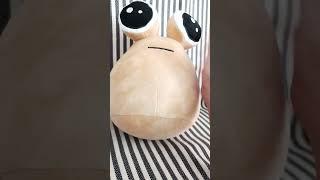 Pou eats delicious bun!