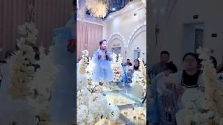  „爱情是自由自在的，而自由自在的爱情是最真切的。“  #婚礼现场 #感人时刻
