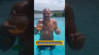 ADRIANO IMPERADOR CURTINDO PISCINA NA MANGUAÇA PURA  #shorts #adrianoimperador