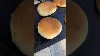 Horneando pan de vieja a la leña por las nietas de Doña Coyo