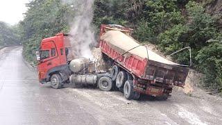 Truck fail compilation【E32】--Pure sound compilation of trucks fails,Top dangerous moments of dumpers