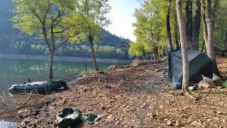 Un POISSON SURPUISSANT, elle me déroule dans 27 M d'eau.  CARPE en Lac De Montagne.