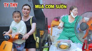 Ty Thy đi mua cơm sườn cho con gái - Ty Thy Vlog Gỏi đu đủ