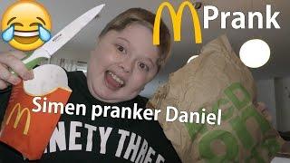 Simen Pranker Daniel med Macdonalds mat - Kødda - episode 3