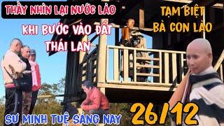 Sư minh tuệ sáng nay 26/12 thầy đứng trên cao nhìn lại bà con Lào rất lâu trước khi qua thái Lan