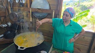 Preparando Comida A La Leña. CALDO DE ATÚN COMIDA TIPICA. La vida del campo.