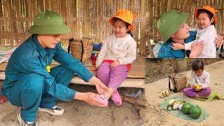 The wandering girl picked eggplants to sell, the policeman on duty bought her a gift to visit.