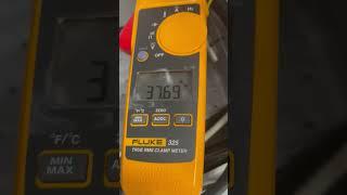 FLUKE 325 True RMS Clamp Meter in action