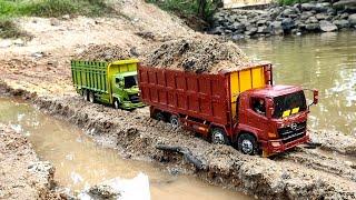 DAM TRUK HINO TRINTON VS TRONTON BERMUATAN FULL PASIR DI TEPI SUNGAI. miniatur