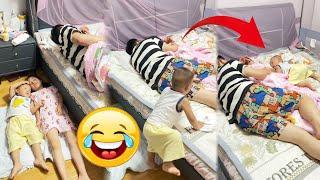 The father's different treatment caused his son to hit him directly【Funny daily jokes of kids】