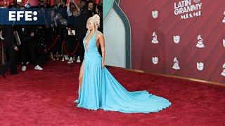 Juanes, Karol G y decenas de artistas desfilan por la alfombra roja de los Latin Grammy