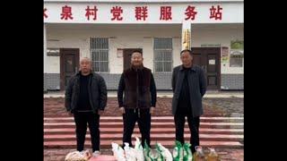 点赞！网红giao哥热衷公益事业，下基层看望困难群众，为行动不便的老人送去温暖。