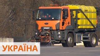 Карантин в Украине: улицы Киева начали мыть шампунем