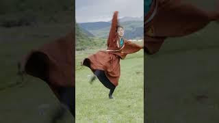 藏族女孩曲珍，在草原上调皮跳舞