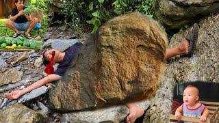 Single father,Picking wild vegetables fell into a deep abyss and was crushed by a large rock.