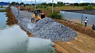 OMG!! Powerful Dozer Shantui Use Power Pushing Gravel Make New Roads And 25.5T Trucks