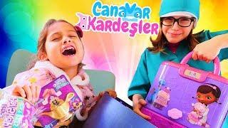 Komik videolar. Canavar Kardeşler. Selin'in parmağına kıymık batıyor.