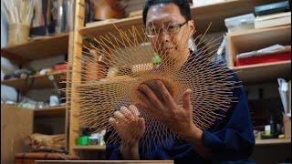 The process of making a wreath-like dish with a single bamboo and light blue pottery.