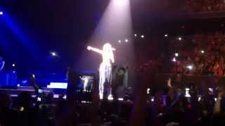 Rihanna - Diamonds (Diamonds World Tour Amsterdam)