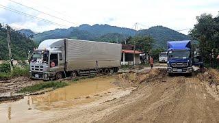 It's hard to travel in the rain. ເດີນທາງຍາມຝົນປີນີ້ລຳບາກຫລາຍ #laos