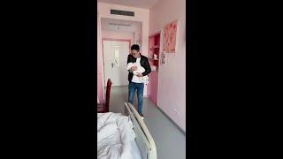新手爸爸上线了，有模有样@土家阿杰 #刚刚出生的小宝宝 #迎接新生儿 #喜得千金 #二人世界变成三口之家