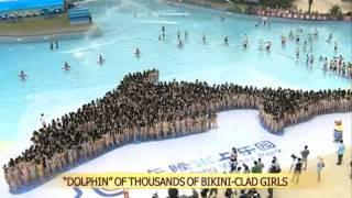 "Dolphin" of thousands of bikini-clad girls