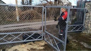 The swing gate consists of three parts.