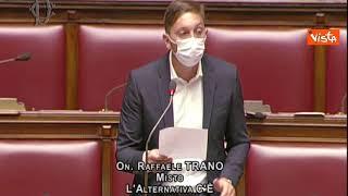 L'ex M5S Trano legge il libro di Speranza ai deputati: "Giocate con la pelle degli italiani"