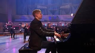 Pavel Kolesnikov performs Tchaikovsky's Piano Concerto No.1 with the Philharmonia Orchestra