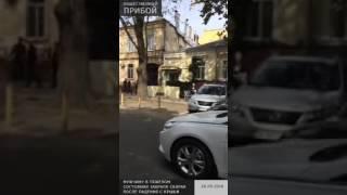 Мужчину госпитализировали в тяжелом состоянии после падения с крыши