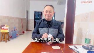 一个老头在家，生活确是随随便便又一餐，过着悠闲的日子