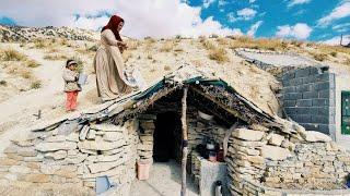 Straw and mud: repairing the roof of an old house with the skills of a nomadic lady