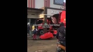 Laka Tunggal Truk Pertamina BBM Tabrak Klinik Di Tasikmalaya