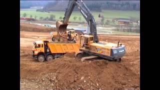 VOLVO EC450, A25C, Mercedes Dump Trucks / Fa. Meister, Neubau Zeiss Oberkochen 04.04.2003.