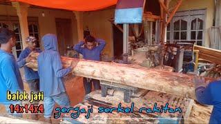 Gergaji serkel rakitan membuat balok kayu jati 14x14x4 pesanan rumah joglo adat jawa