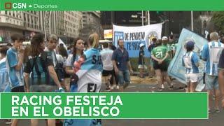 Una multitud de HINCHAS de RACING espera al PLANTEL en el OBELISCO