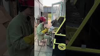 Варит студент сварщик аппаратом который нам подарил @WelderfromMoscow спасибо 