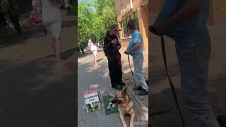 Где на улице….кто то идет)в каком то городе,в какой то стране)